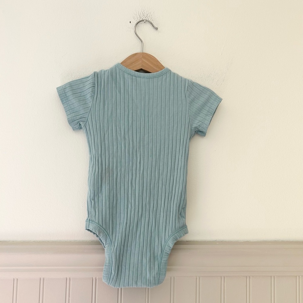 Old Navy 12-18 Months Ribbed Short-Sleeve One-Piece in Light Blue Bodysuit - Picture 4 of 4